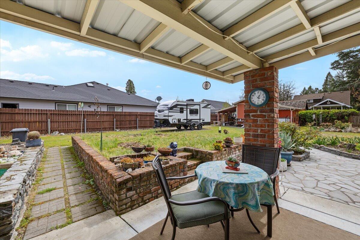 440 Bush Street Central Point, OR 97502 - Photo 28 of 40 a view of an chairs and tables in patio