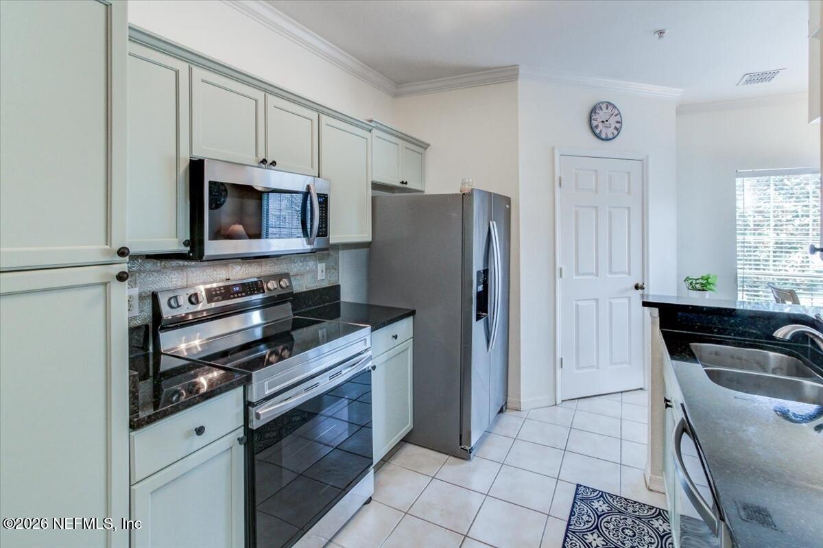 10961 Burnt Mill Road, Unit 828 Jacksonville, FL 32256 - Photo 10 of 28 Kitchen