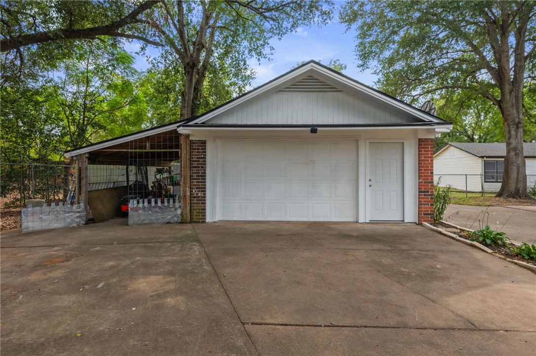 503 Calvert Street Hearne, TX 77859 - Photo 26 of 30 Garage with driveway