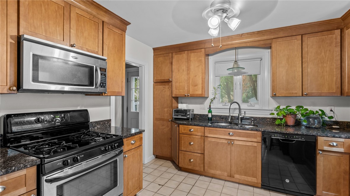 55 Massasoit Avenue Barrington, RI 02806 - Photo 7 of 24