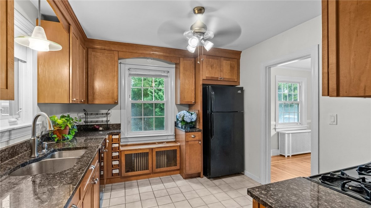 55 Massasoit Avenue Barrington, RI 02806 - Photo 10 of 24