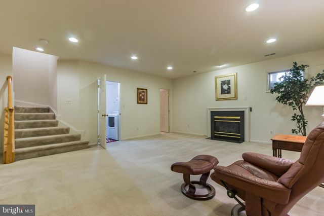 $800,000 | 8550 Westown Way, Vienna, VA 22182