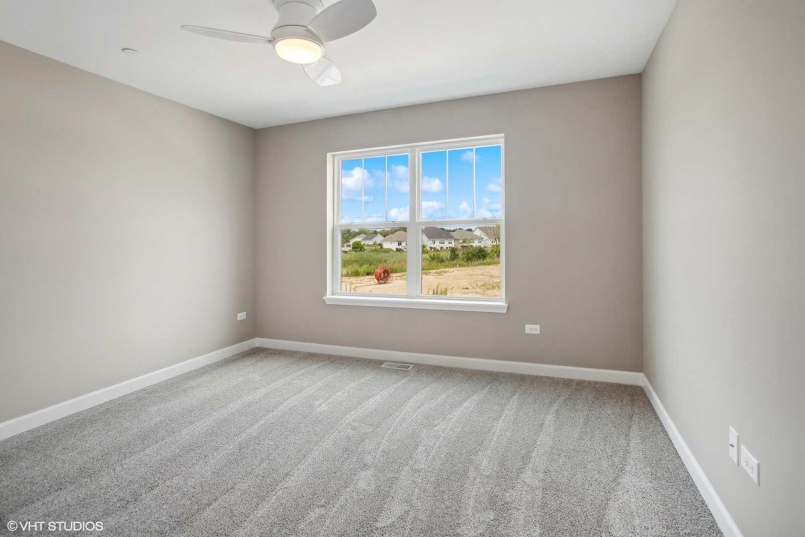 253 Masters Drive Addison, IL 60101 - Photo 11 of 17 an empty room with windows