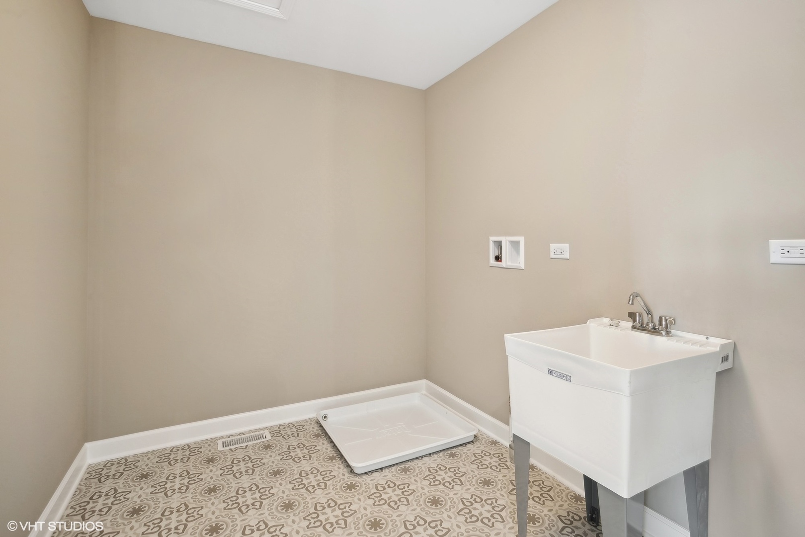 253 Masters Drive Addison, IL 60101 - Photo 13 of 17 a bathroom with a sink toilet and vanity