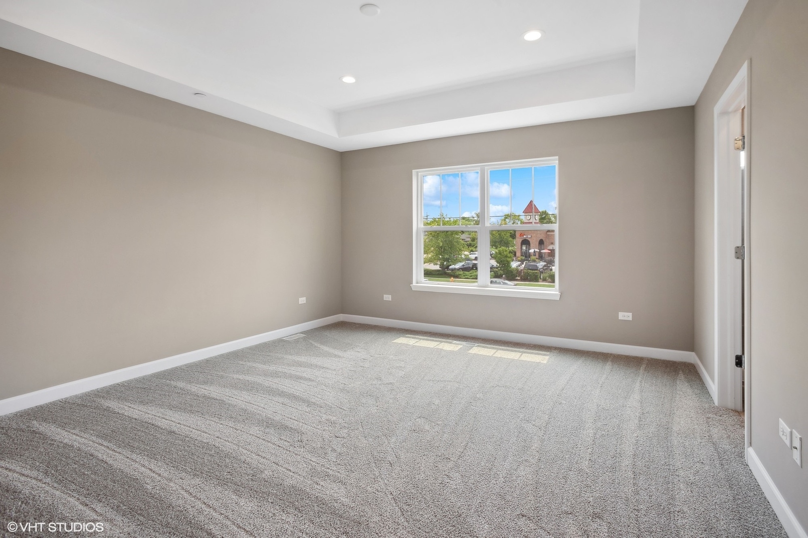 253 Masters Drive Addison, IL 60101 - Photo 9 of 17 an empty room with windows