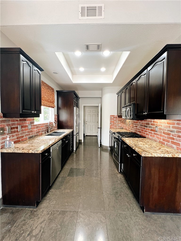 1175 Corte Riviera Camarillo, CA 93010 - Photo 8 of 23