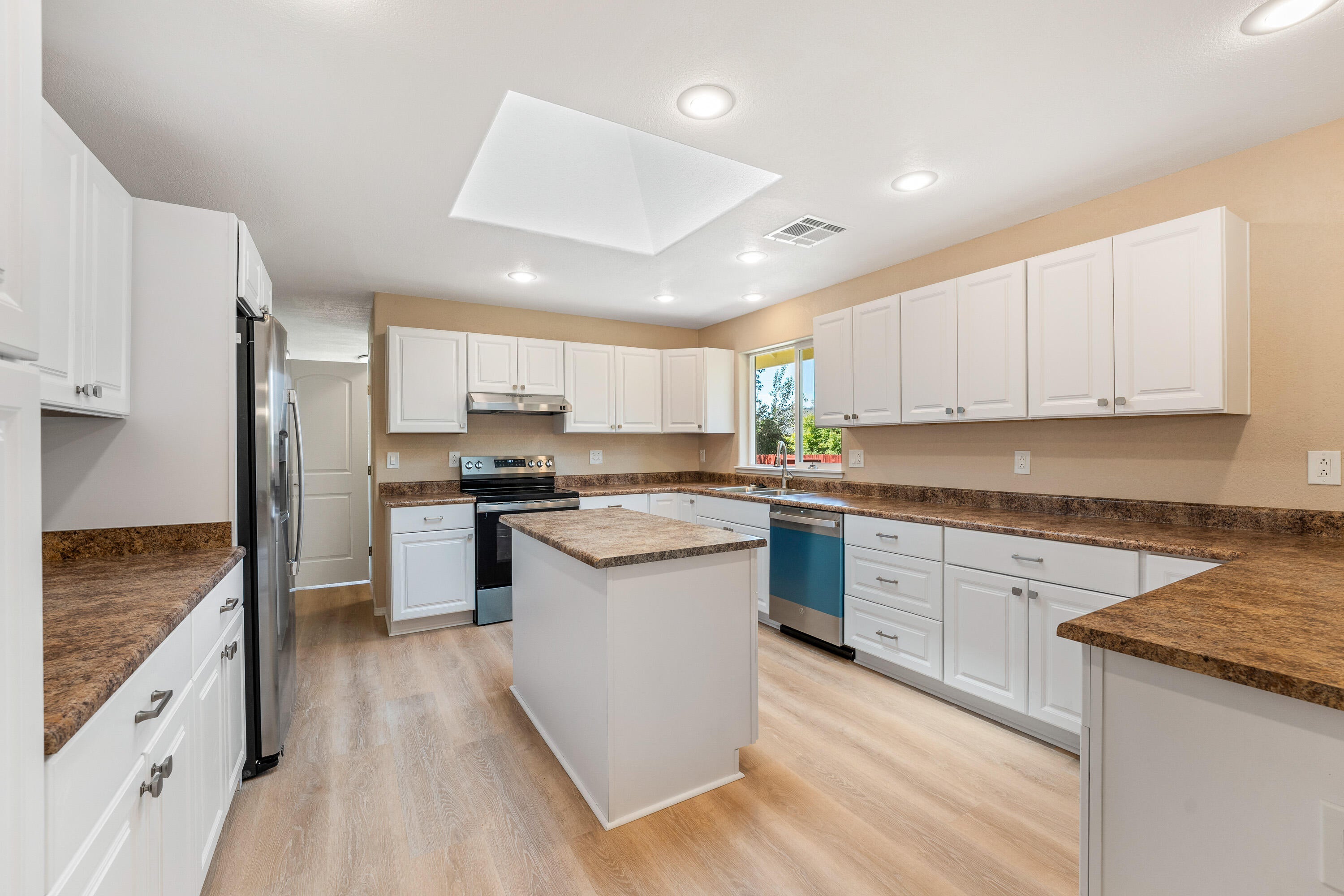 1692 Leonard Road Grants Pass, OR 97527 - Photo 6 of 36 Kitchen