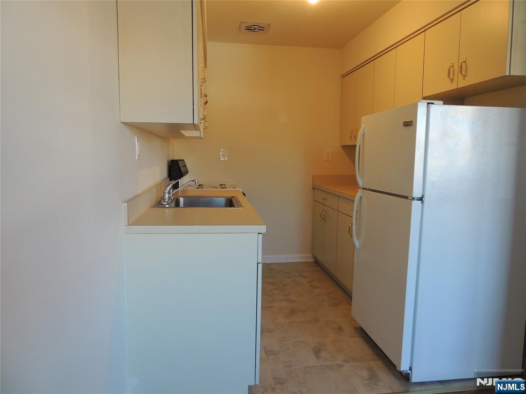 250 Rochelle Avenue, Unit B11 Rochelle Park, NJ 07662 - Photo 3 of 15 Gallery Image 3