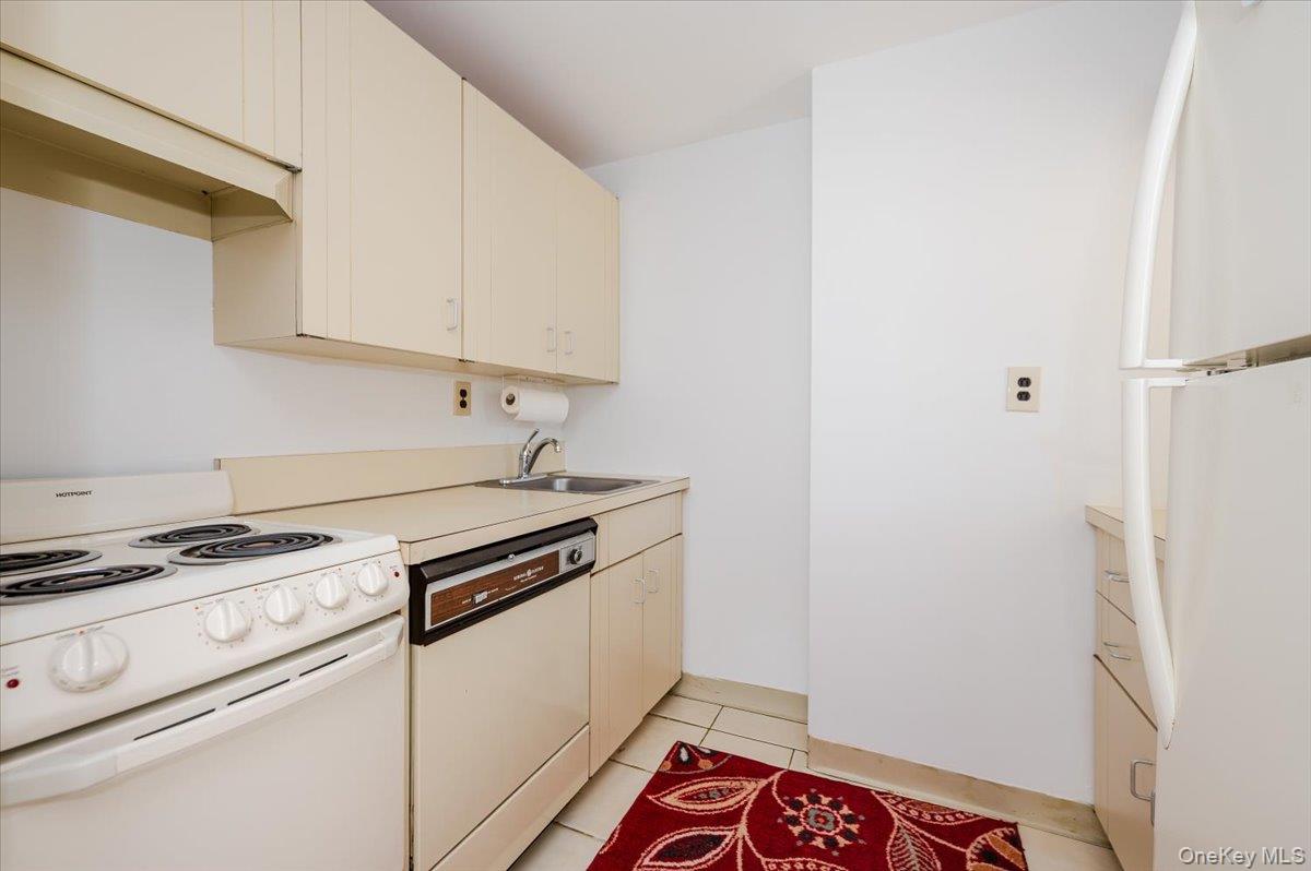 2 Richmond Road, Unit 3U Lido Beach, NY 11561 - Photo 11 of 28 Kitchen