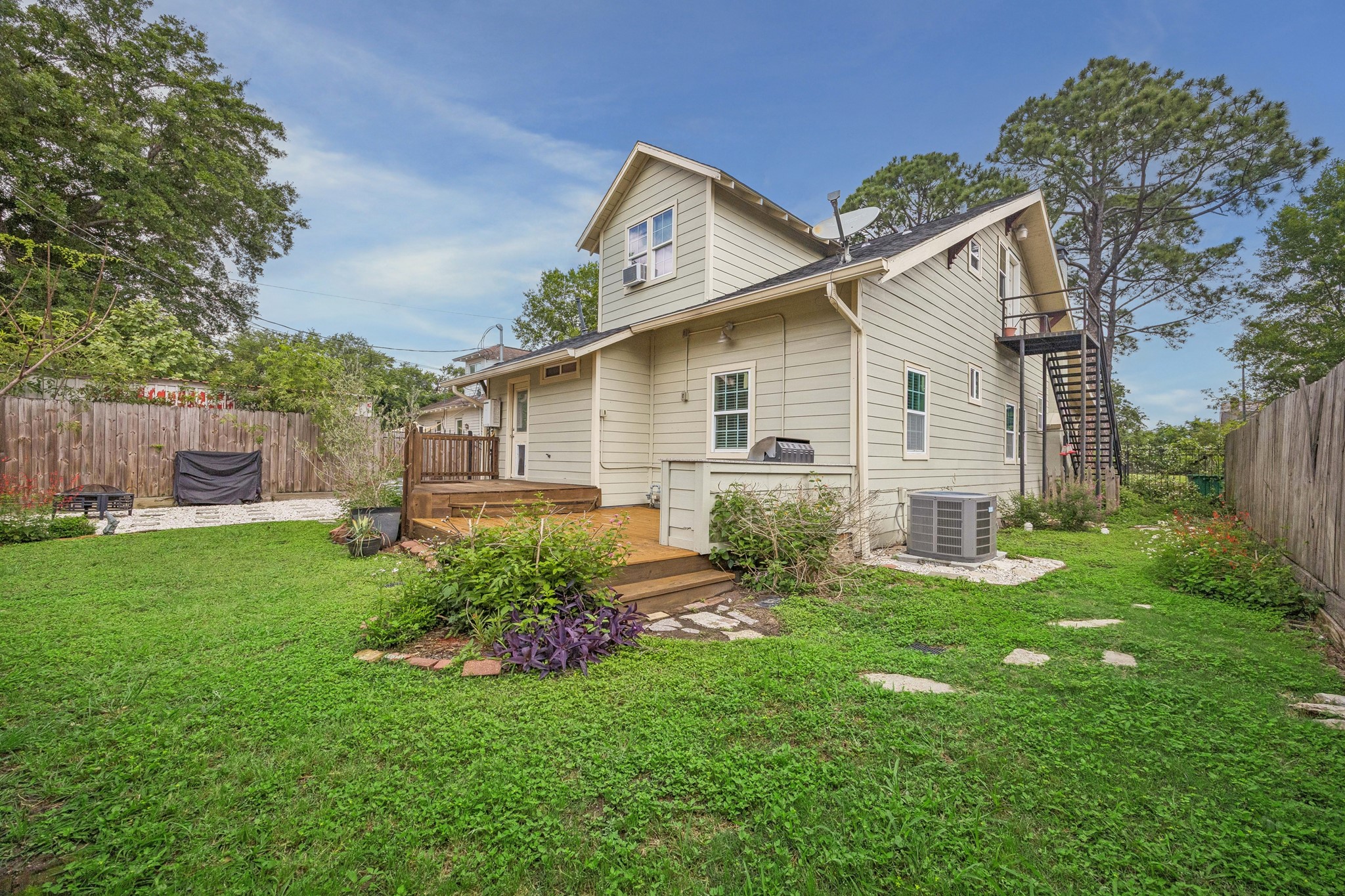 4412 Rusk Street Houston, TX 77023 - Photo 30 of 44 Huge fenced yard boasts both newly refurbished deck & recently added patio.