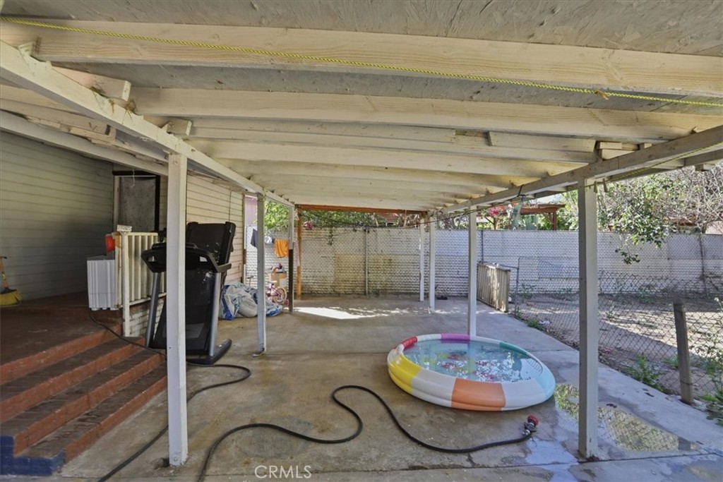 245 Commercial Avenue Riverside, CA 92507 - Photo 23 of 30 a room with musical instruments