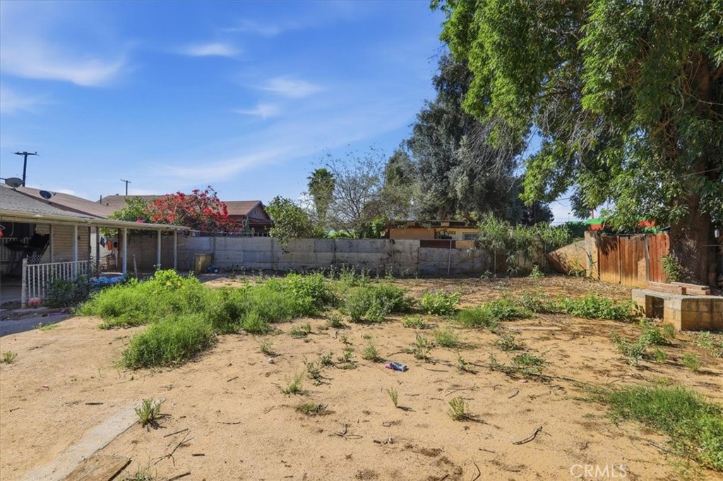 245 Commercial Avenue Riverside, CA 92507 - Photo 29 of 30 a backyard of a house with lots of green space