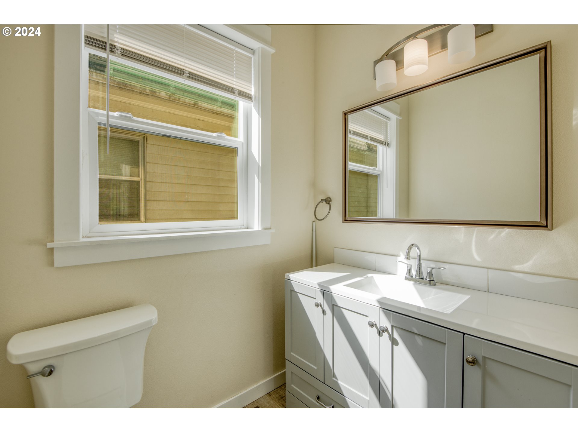 428 Southeast 30th Place Portland, OR 97214 - Photo 5 of 26 Attached Bathroom #2