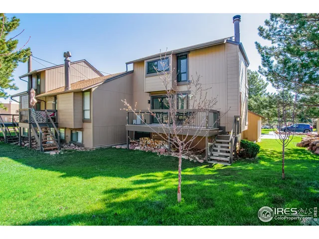 a view of a back yard of the house