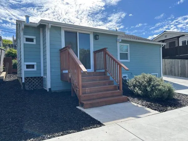 a view of a house with backyard and plants
