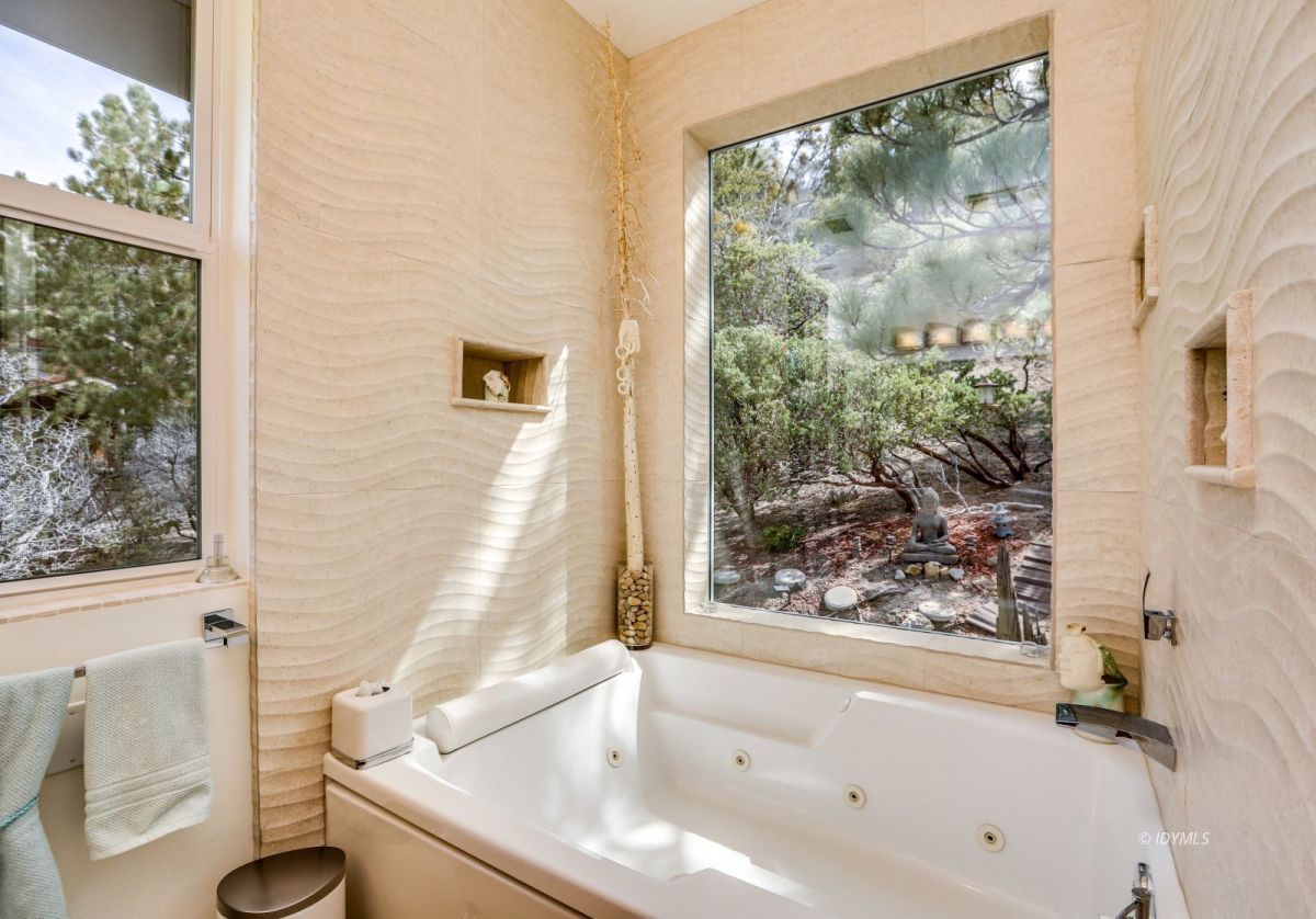 25126 Cougar Road Idyllwild, CA 92549 - Photo 23 of 63 a bathroom with a bathtub and window