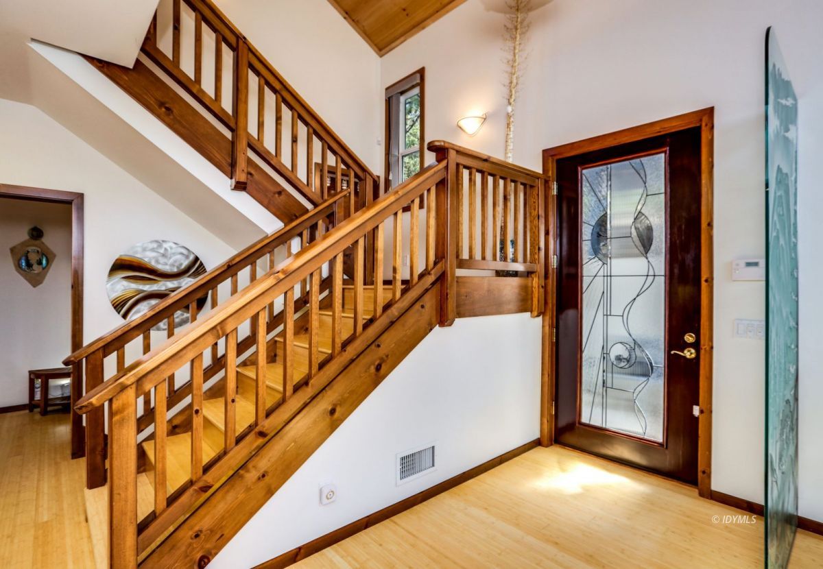 25126 Cougar Road Idyllwild, CA 92549 - Photo 8 of 63 a view of an entryway