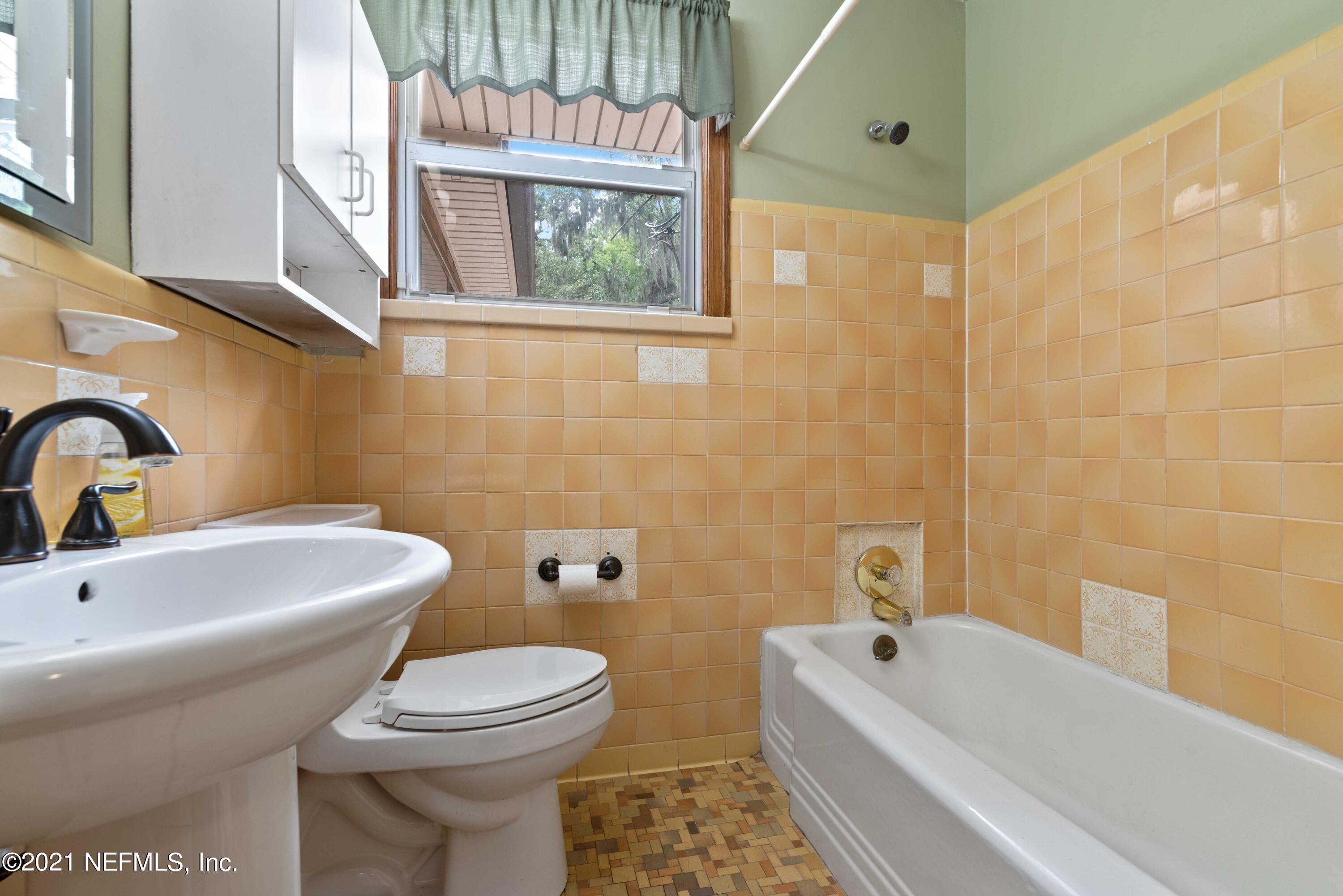 1624 Mayfair Road Jacksonville, FL 32207 - Photo 15 of 23 a bathroom with a sink a toilet and bathtub
