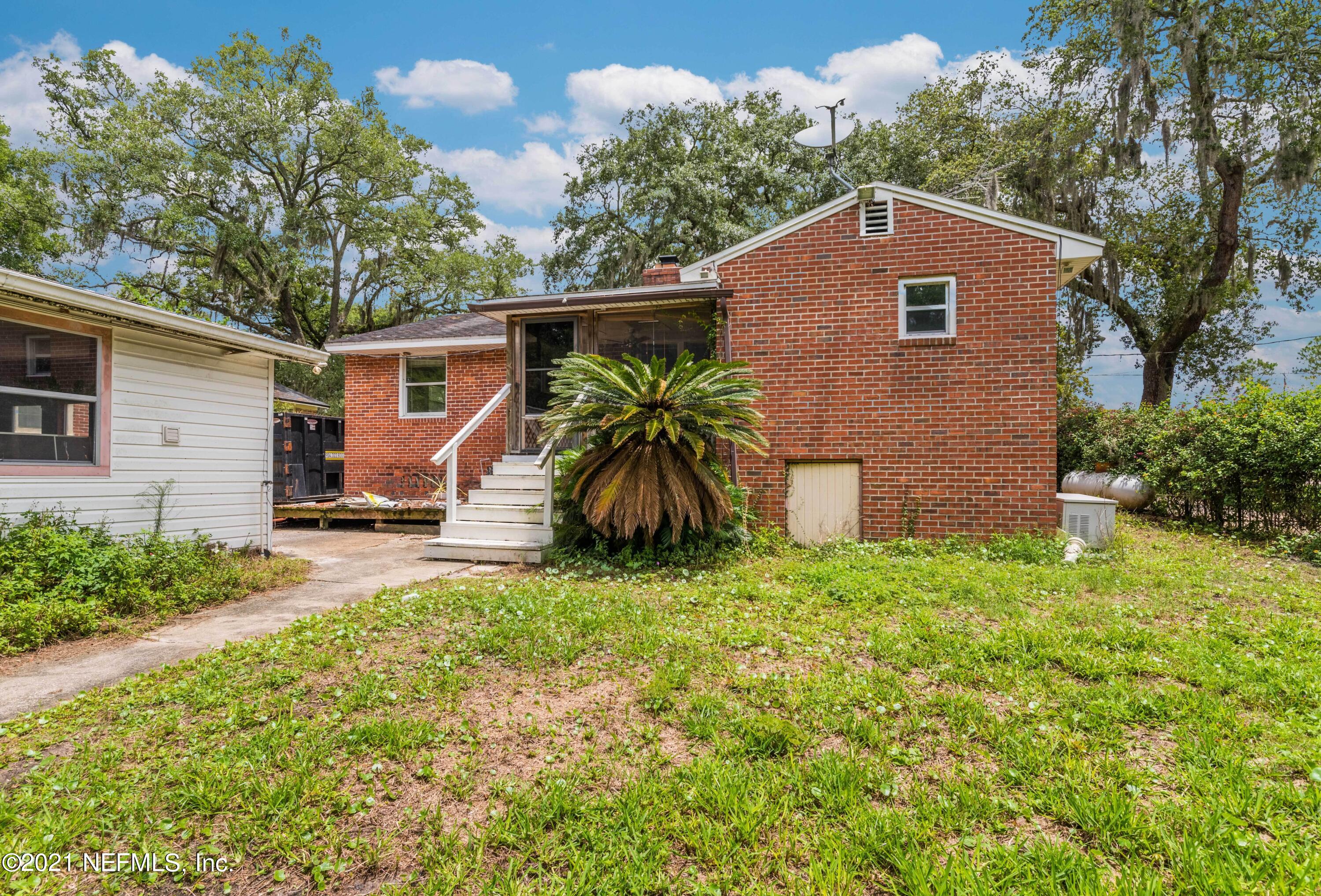 1624 Mayfair Road Jacksonville, FL 32207 - Photo 19 of 23 a house that has a lot of plants in it