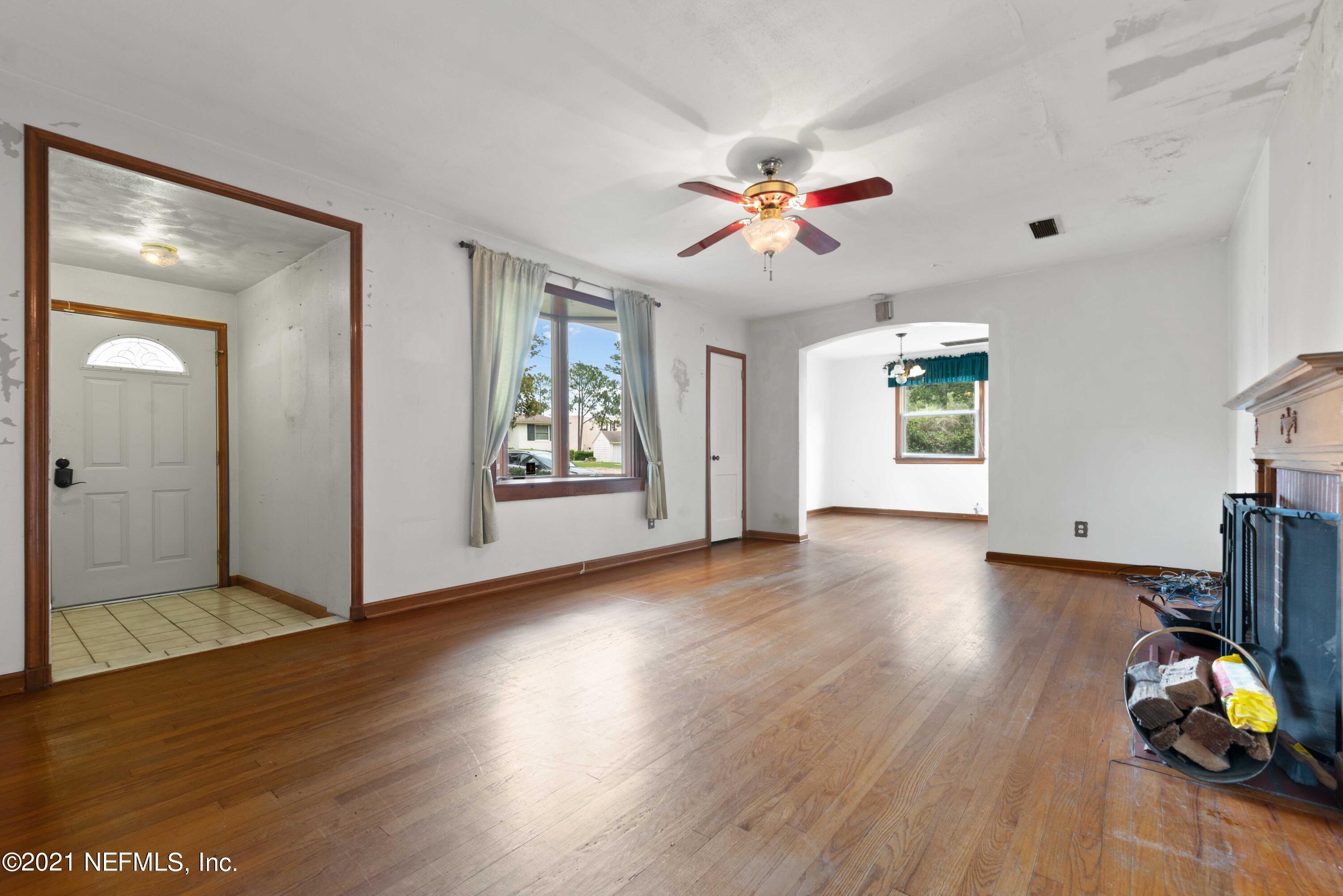 1624 Mayfair Road Jacksonville, FL 32207 - Photo 3 of 23 a view of a livingroom with wooden floor and a ceiling fan