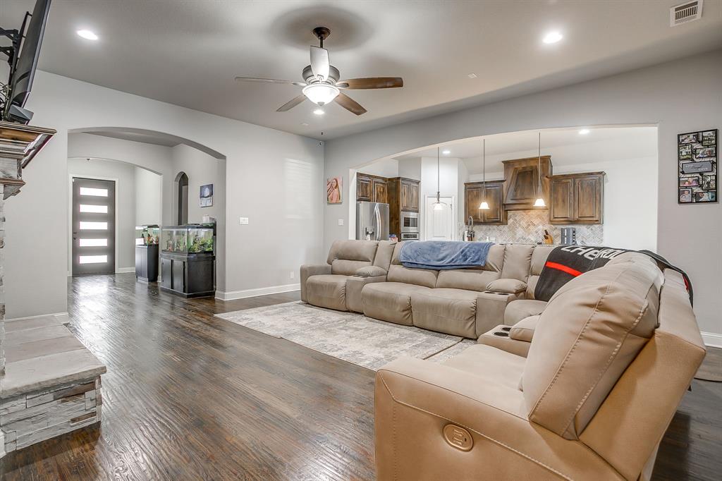 424 Delaware Street Burleson, TX 76028 - Photo 8 of 37