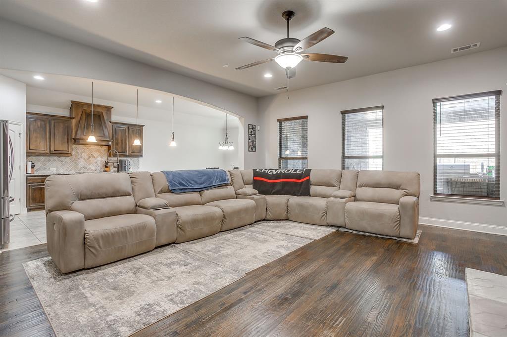 424 Delaware Street Burleson, TX 76028 - Photo 9 of 37