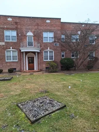 $350,000 | 250 Central Avenue, Unit E218, Lawrence, NY 11559