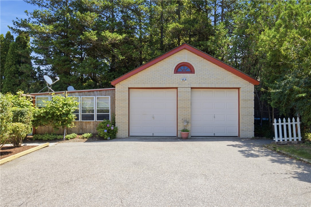 247 West Main Road Middletown, RI 02842 - Photo 5 of 27 Spacious Two Car Garage