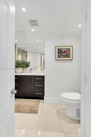 a close up view of a washer and dryer