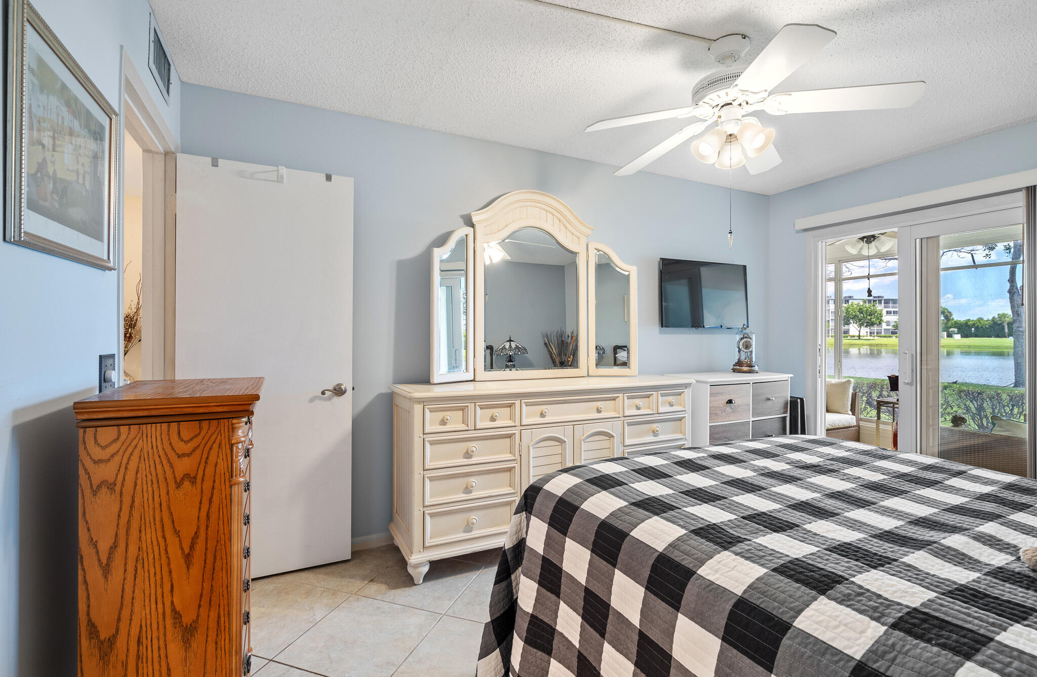1017 Hythe A Boca Raton, FL 33434 - Photo 9 of 16 DSC01803