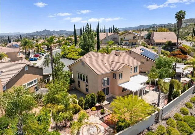 a view of a house with backyard and porch
