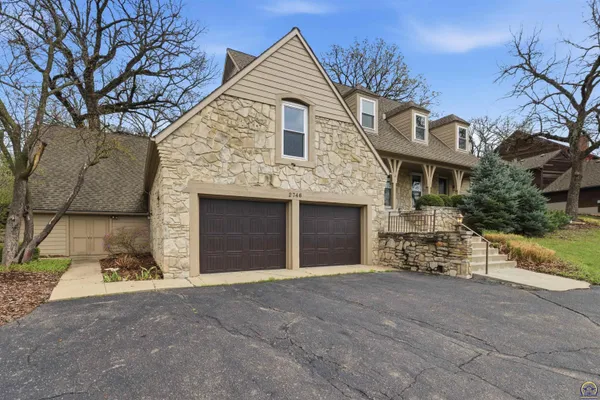 $575,000 | 2746 Southwest MacVicar Avenue, Topeka, KS 66611