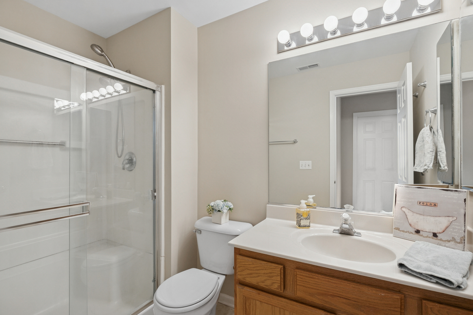 961 Sumac Court Lindenhurst, IL 60046 - Photo 15 of 22 a bathroom with a sink a toilet and shower