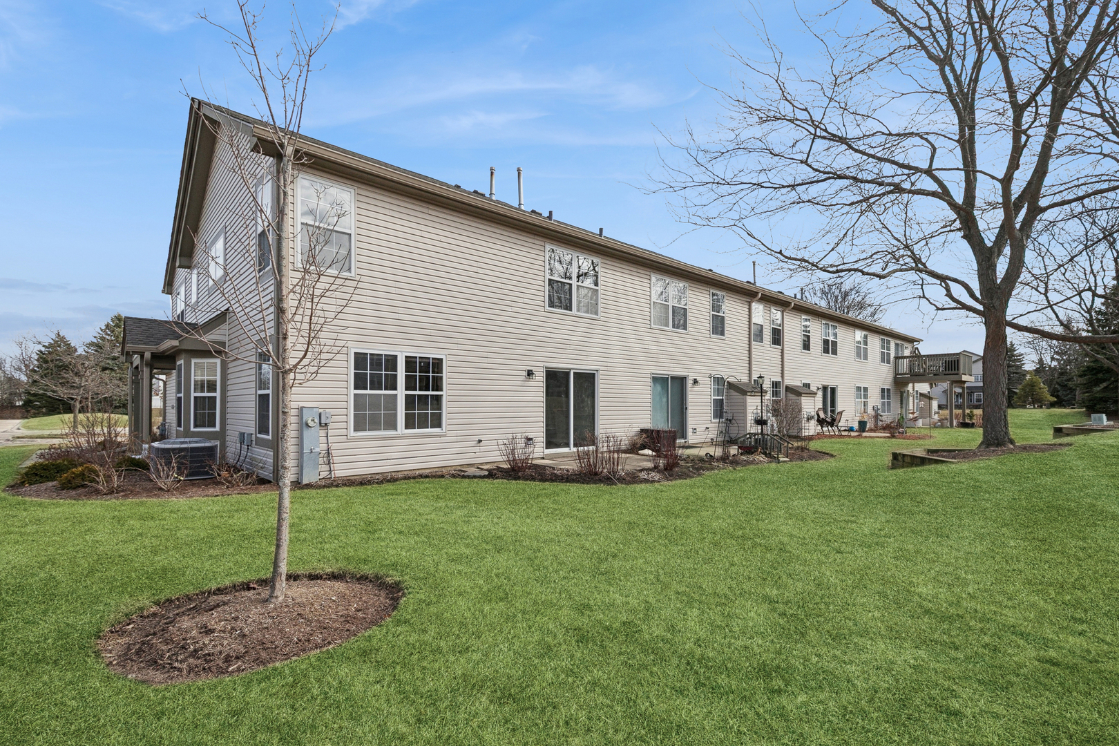 961 Sumac Court Lindenhurst, IL 60046 - Photo 22 of 22 a backyard of a house with table and chairs