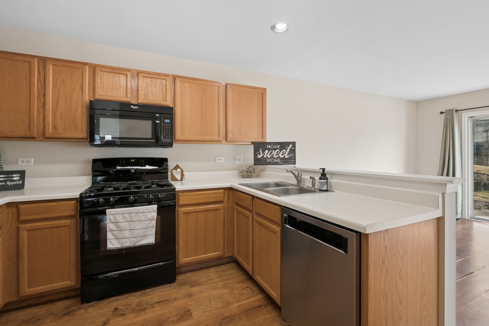 961 Sumac Court Lindenhurst, IL 60046 - Photo 3 of 22 a kitchen with a sink stove and microwave