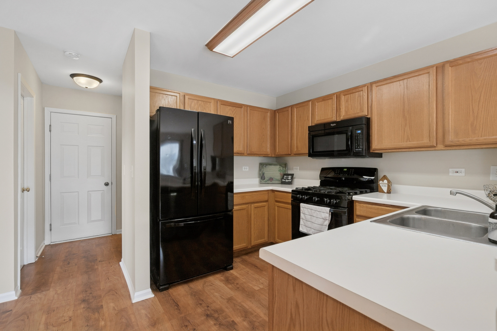 961 Sumac Court Lindenhurst, IL 60046 - Photo 4 of 22 a kitchen with a refrigerator and a sink