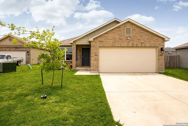 a view of backyard of the house