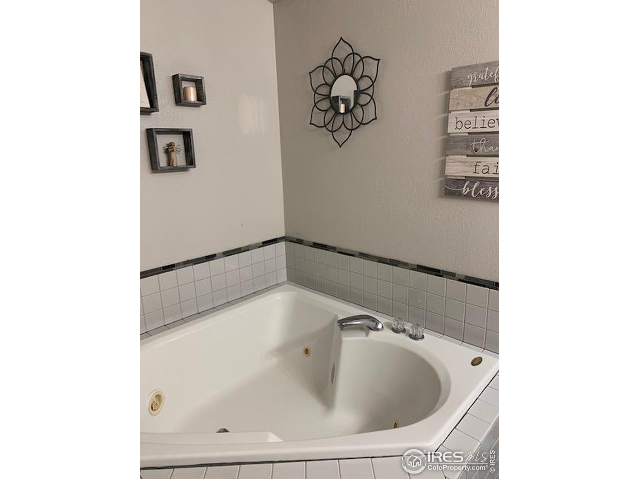 1821 Robin Road Sterling, CO 80751 - Photo 7 of 12 a bathroom with a bathtub