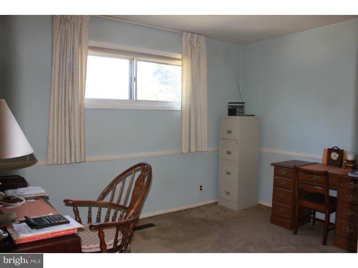 118 Harned Road Springfield, PA 19064 - Photo 22 of 25 a workspace with furniture and window