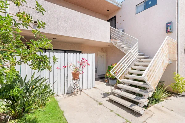 a view of entryway with outdoor area