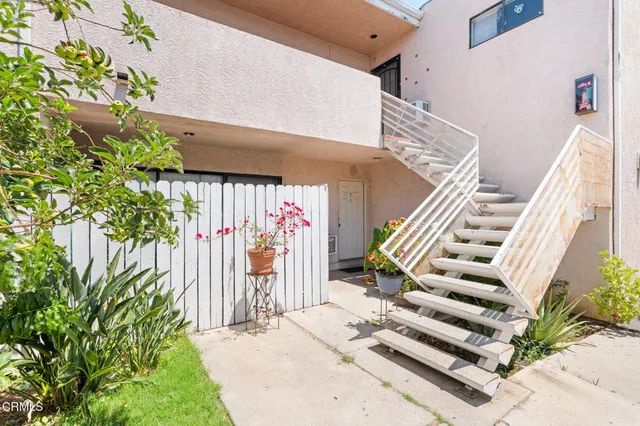a view of entryway with outdoor area