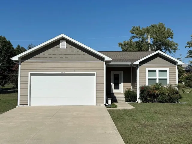 $239,900 | 205 East Golden Avenue, El Dorado Springs, MO 64744