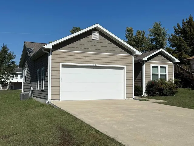 $239,900 | 205 East Golden Avenue, El Dorado Springs, MO 64744