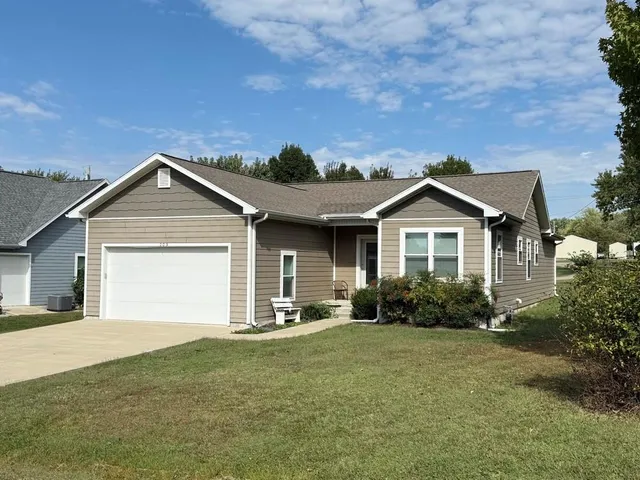 $239,900 | 205 East Golden Avenue, El Dorado Springs, MO 64744