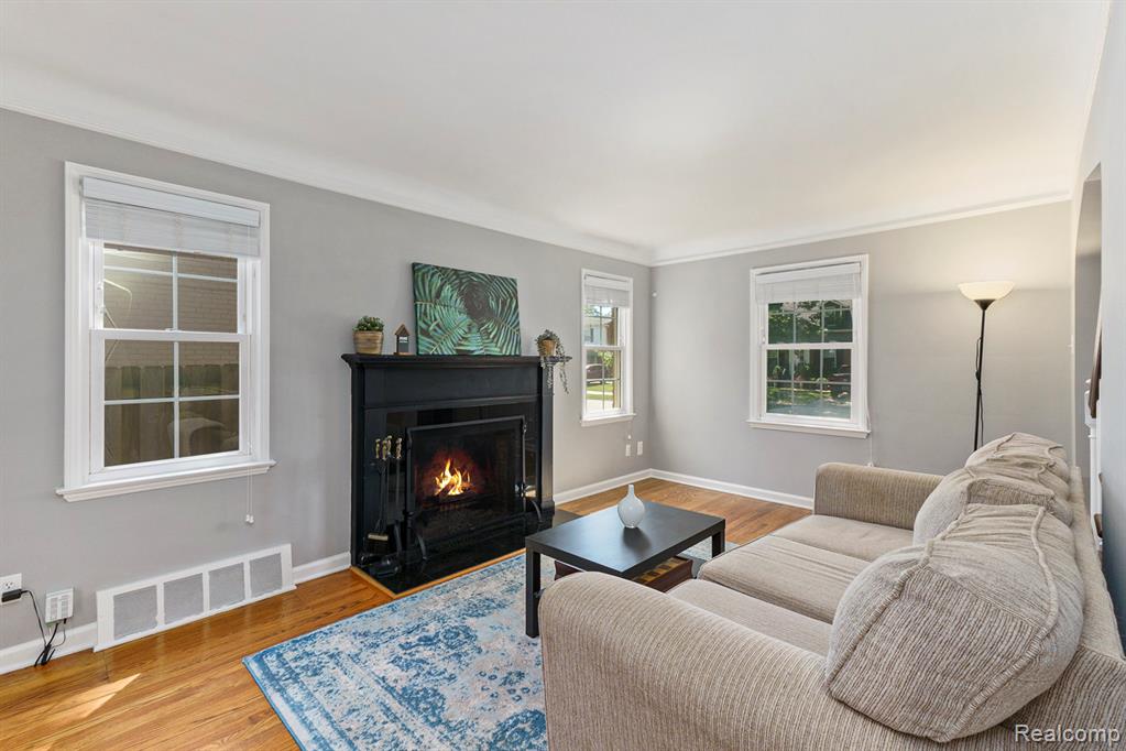 1642 Hampton Road Grosse Pointe Woods, MI 48236 - Photo 3 of 28