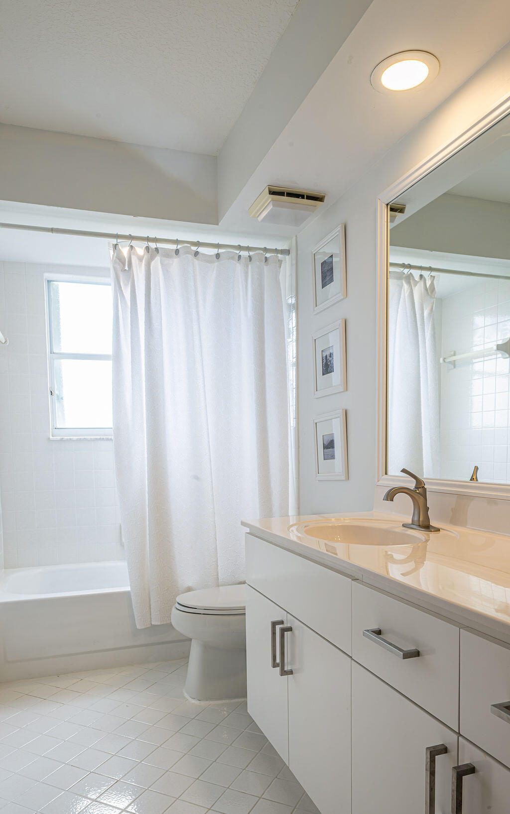 18157 Southeast Fairview Circle Jupiter, FL 33469 - Photo 19 of 27 a bathroom with a sink a toilet and a bathtub