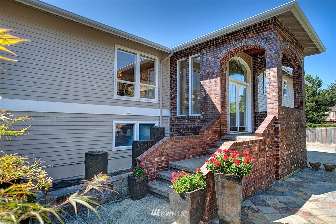 923 Maple Street Edmonds, WA 98020 - Photo 2 of 25