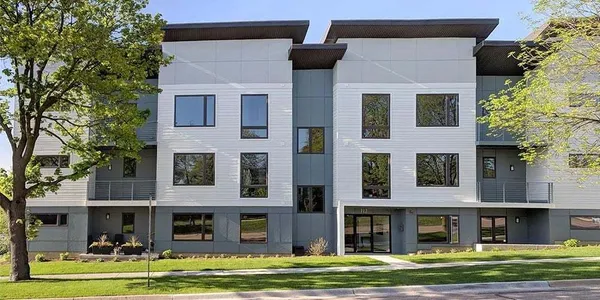 $2,600 | 717 Rogers Street, Unit 1A, Downers Grove, IL 60515