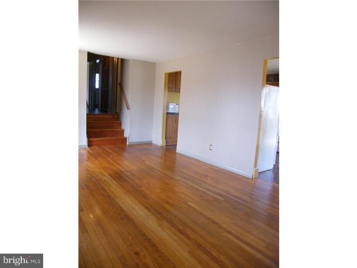 524 Dougfield Road Newark, DE 19713 - Photo 6 of 13 Living Room