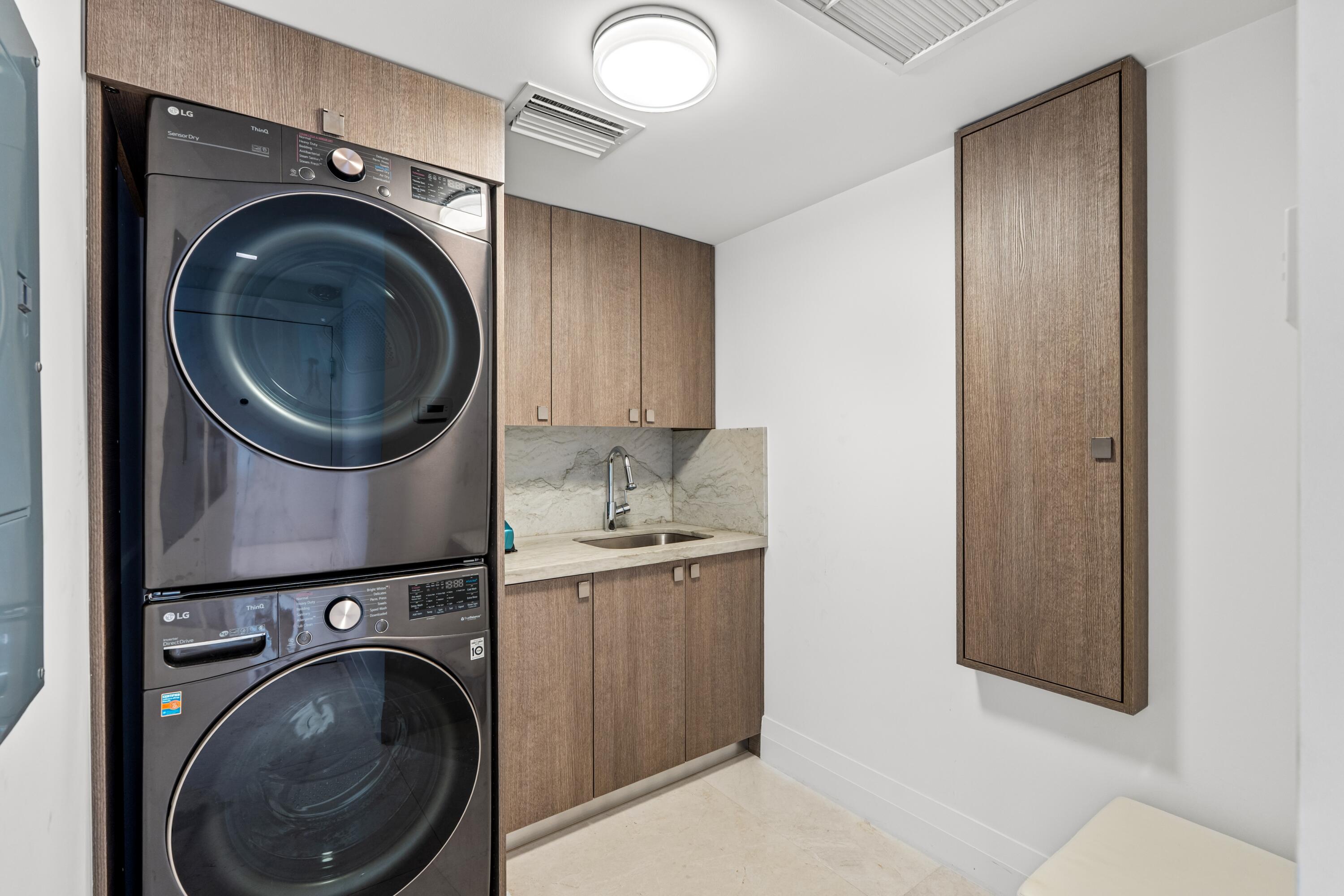 50 E Road, Unit 12G (PENTHOUSE) Delray Beach, FL 33483 - Photo 59 of 75 a kitchen with a washer and dryer